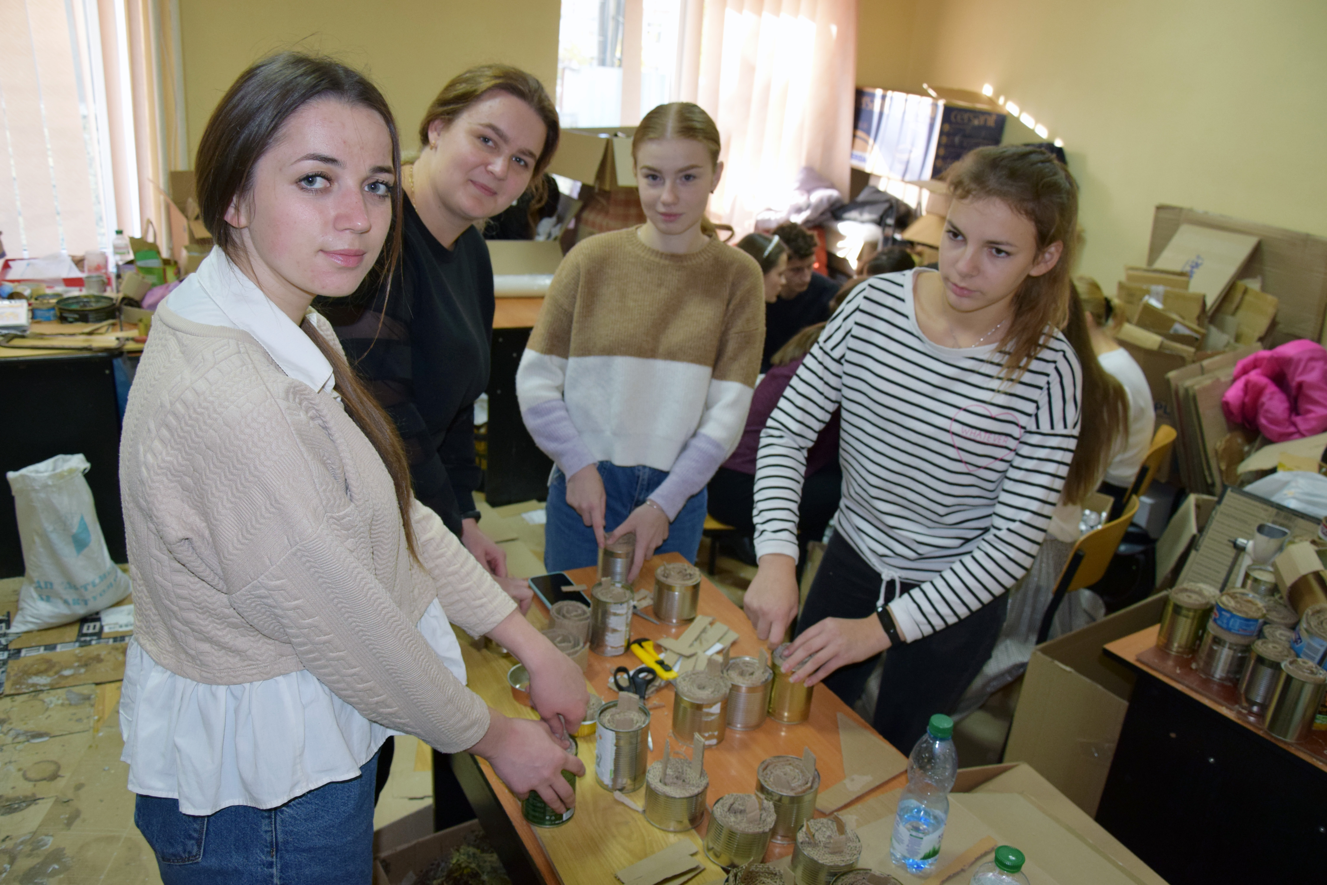 Студентки запаковують картон у бляшанки для виготовлення окопних свічок. Фото автора